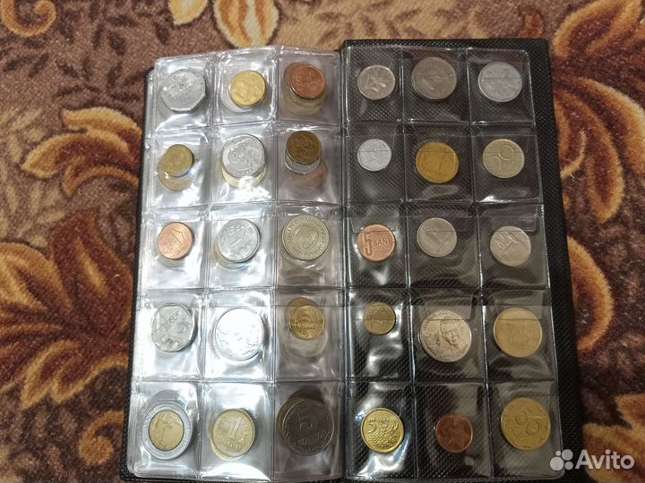 Альбом с иностранными монетами 150штук