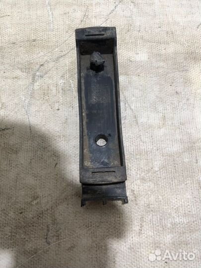 Направляющая бампера передняя левая Mercedes-Benz