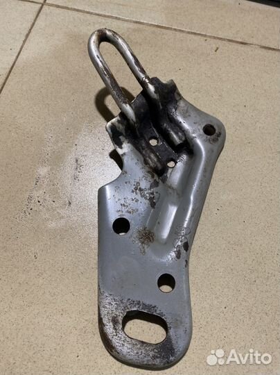 Буксировочный крюк Nissan