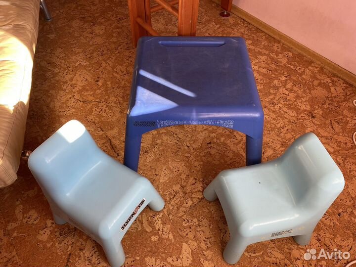 Детский столь и два стульчика