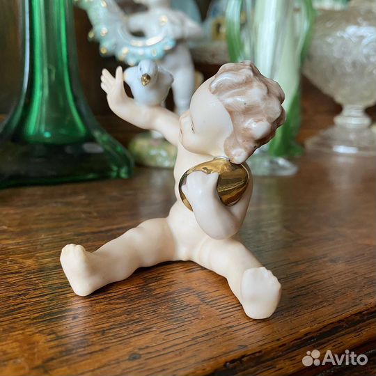 Статуэтка Путти с птенцом