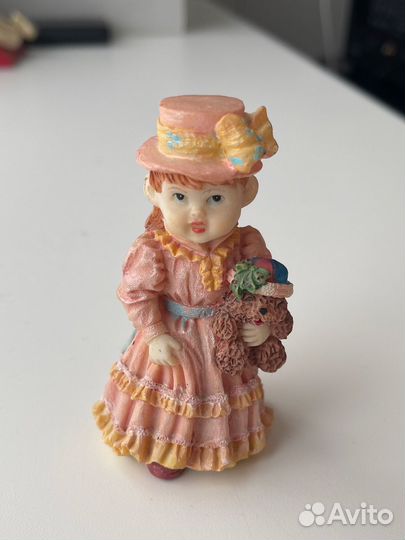 Фигурка статуэтка девочка с собачкой