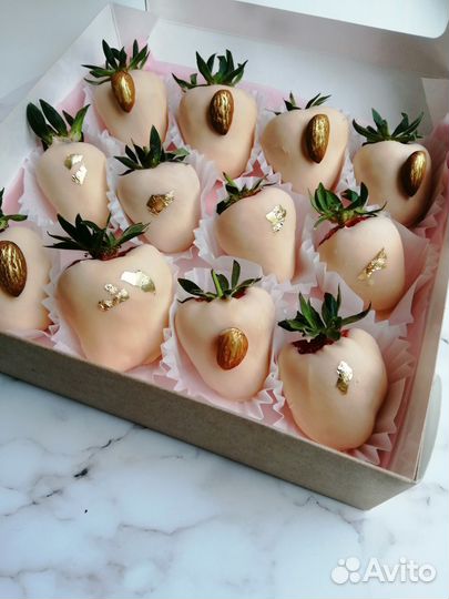 Клубника в бельгийском шоколаде, финики, бананы