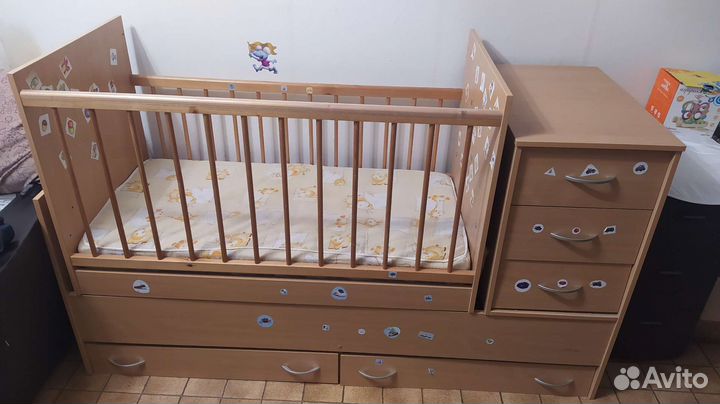 Детская кроватка с маятником и ящиком