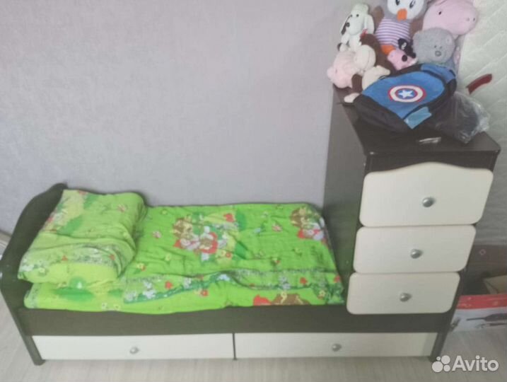 Детская кроватка с маятником