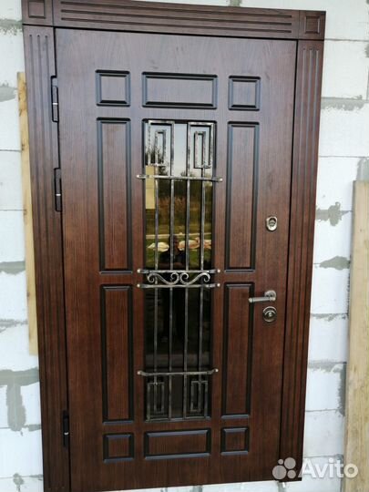 Входная дверь с ковкой