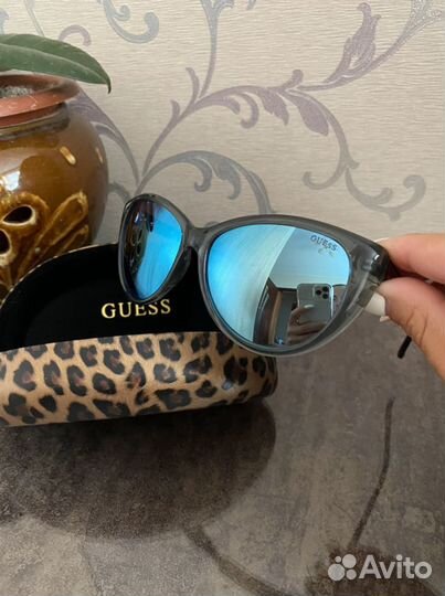 Солнцезащитные очки женские Guess