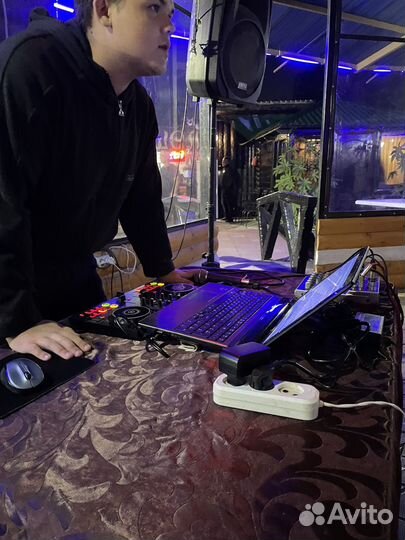 Диджей с ведущим