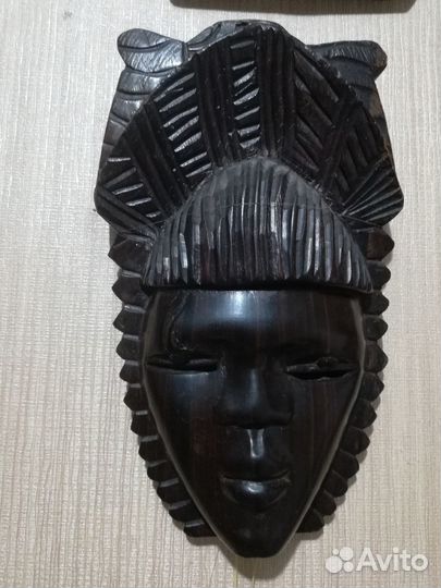 Маска из дерева и картина из Африки