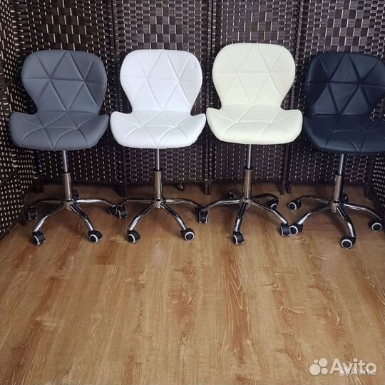 Стул на колесиках