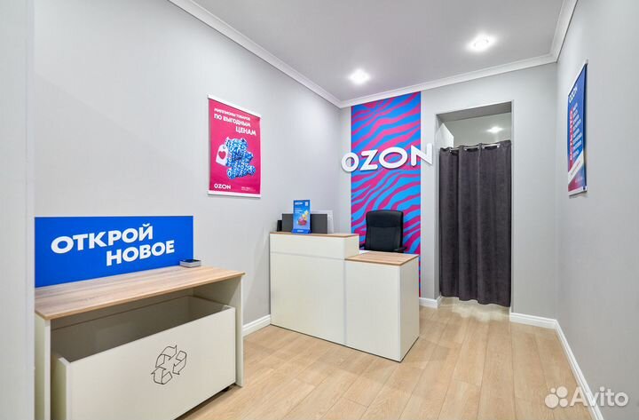 Сотрудник пункта выдачи Озон