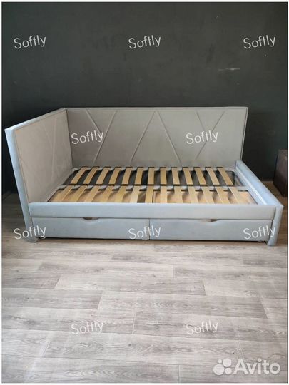 Детская кровать с мягкой спинкой