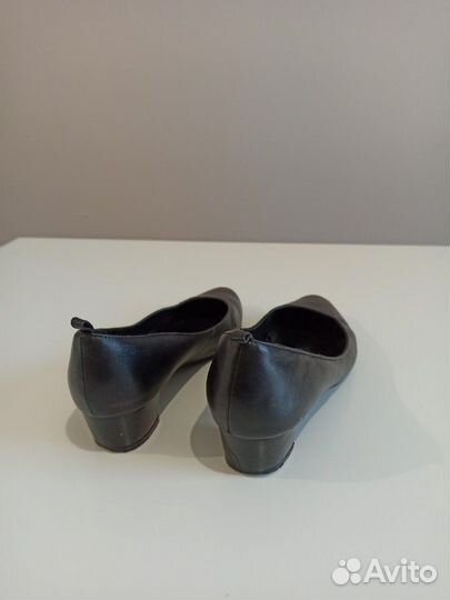 Туфли женские классика на низком каблуке 39 р