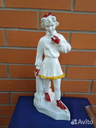 Фарфоровая статуэтка Фигуристка на катке