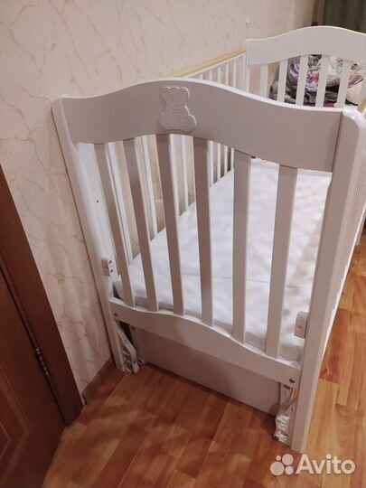 Детская кроватка с поперечным маятником