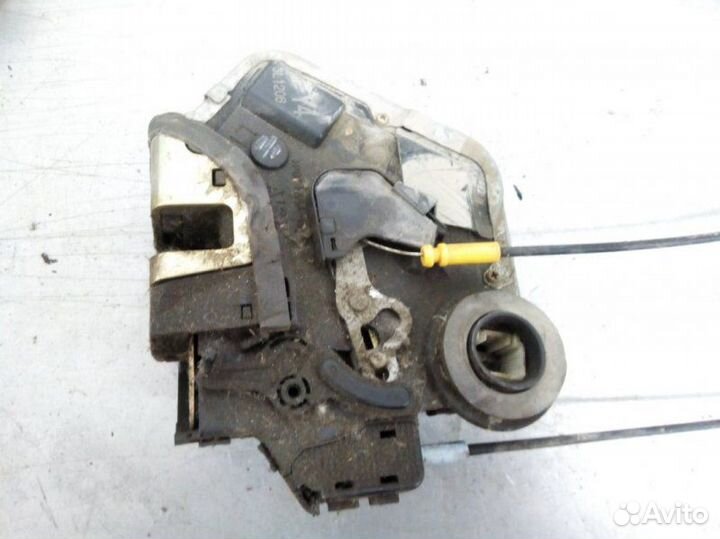 Замок двери передний левый Toyota Avensis 2