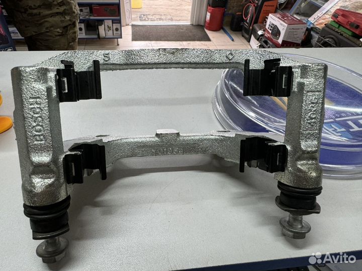 Скоба суппорта левая Fiat/Alfa/Lancia 77363931