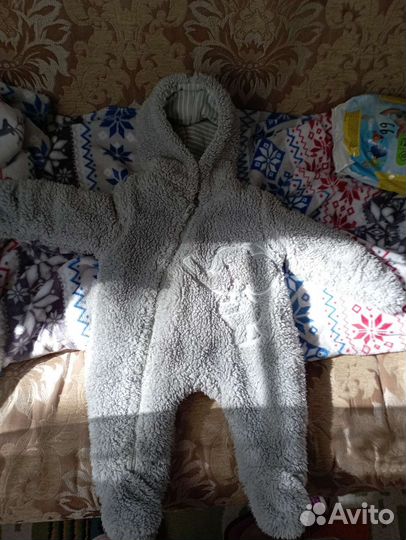 Вещи пакетом, книга, слюнявчик, крем, молокоотсос