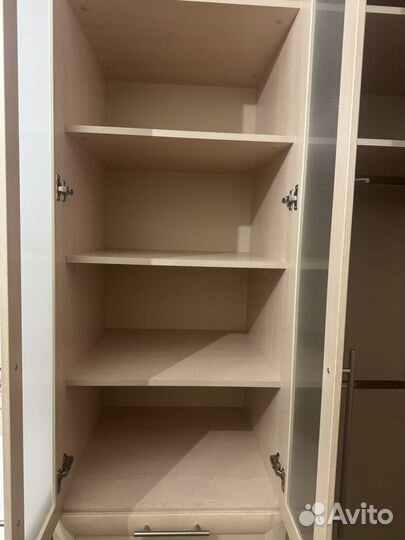 Шкаф угорвой с зеркалом