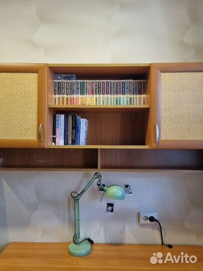 Письменный стол с ящиками и полками