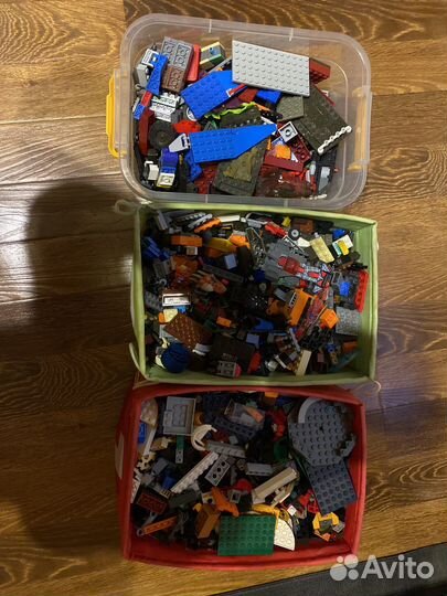 Lego насыпью в коробках