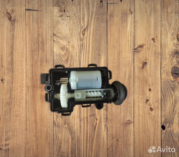 Моторчик замка топливной горловины Opel