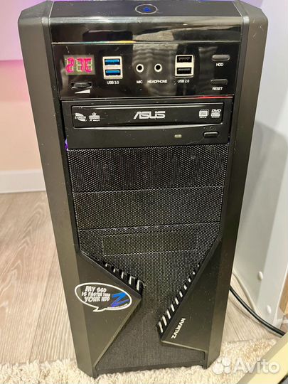 Игровой компьютер с монитором и клавиатурой