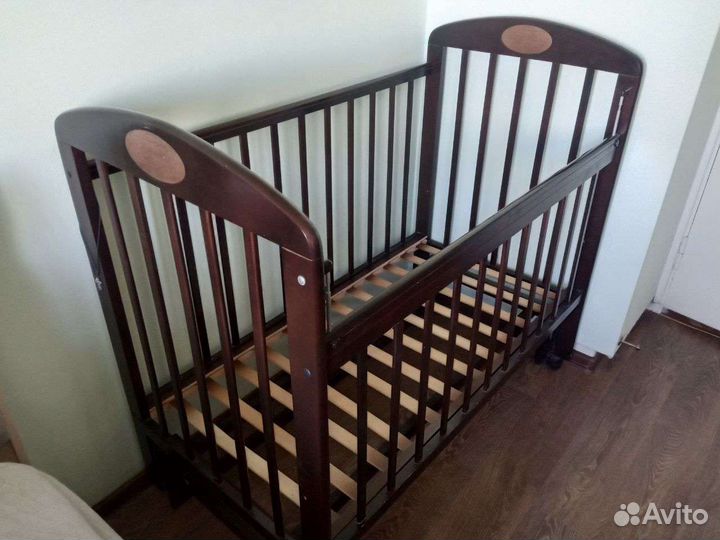 Детская кроватка с продольным маятником