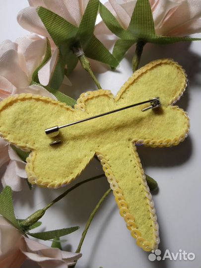 Брошь ручной работы из бисера