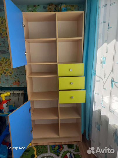 Компьютерный стол и книжный шкаф