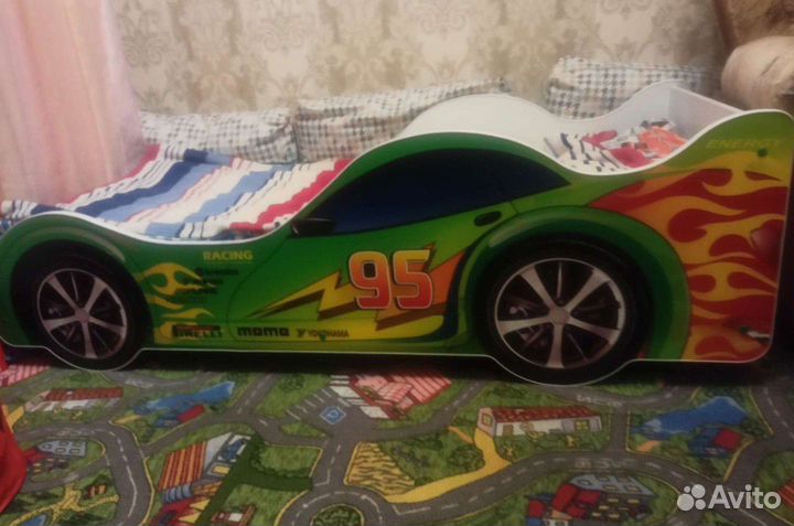 Детская кровать машина