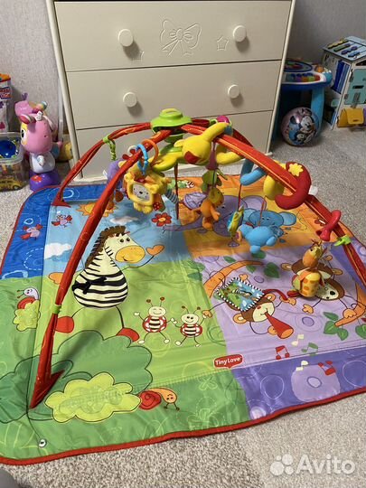 Развивающий коврик tiny love с игрушками