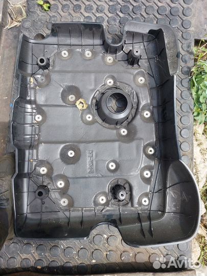 Крышка двигателя санг енг кайрон