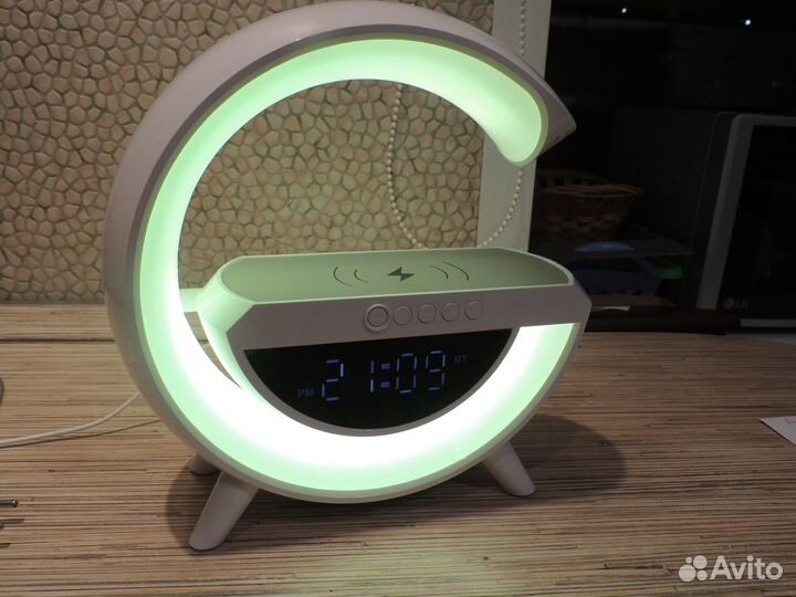 Светильник с беспроводной зарядкой и колонкой RGB