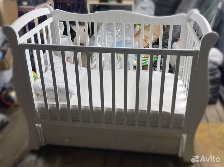 Детская кроватка с маятником