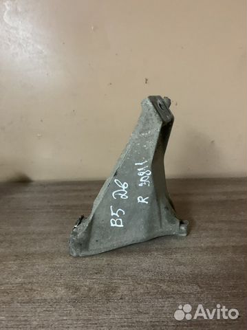 Кронштейн двигателя правый Passat B5
