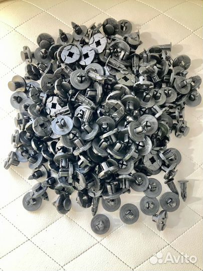 Пистоны, клипса крепежная автомобильная