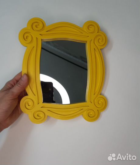 Зеркало в деревянной раме желтой