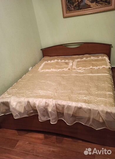 Покрывало на кровать и наволочки новые