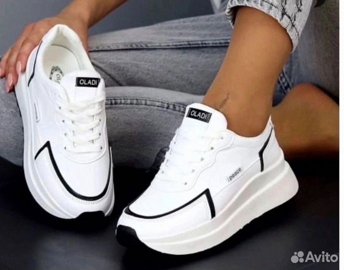 Кроссовки женские