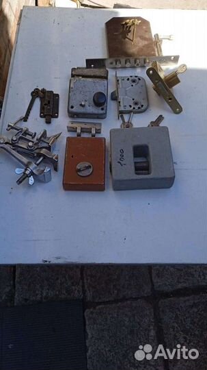 Замки и личинки дверные