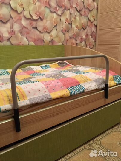 Защитный бортик для кровати