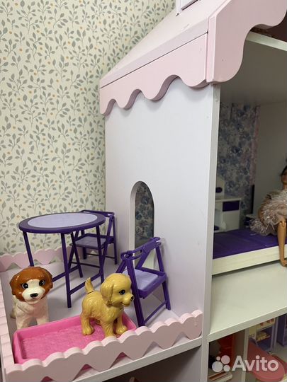 Большой кукольный домик с мебелью