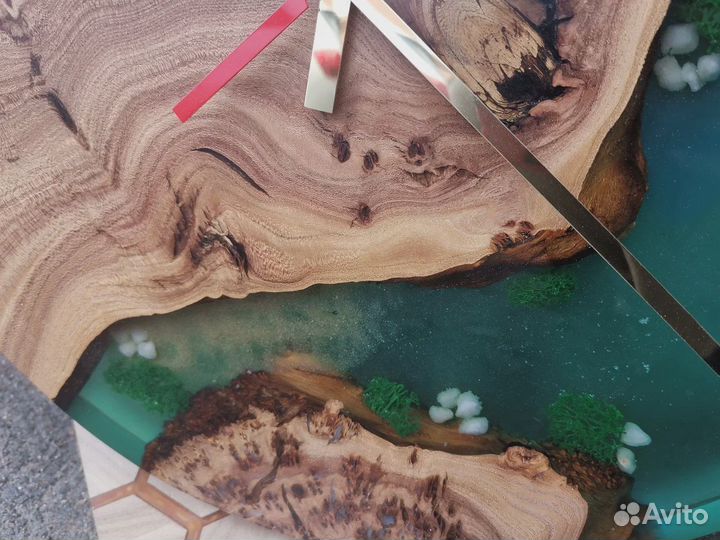 Часы из слэба карагача со мхом и песком