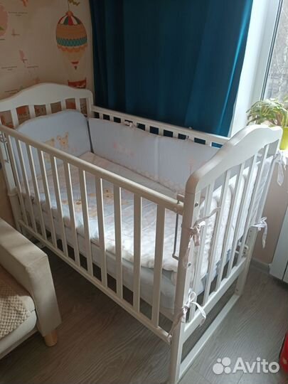 Кроватка детская с маятником