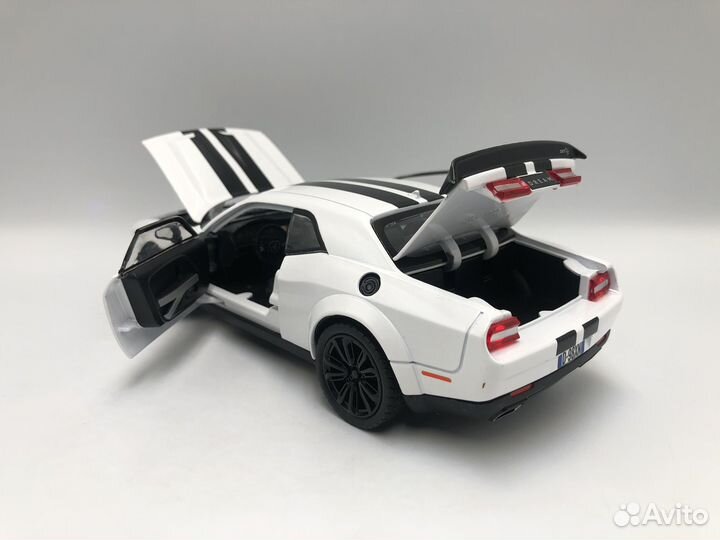 Модель автомобиля Dodge Challenger 1:24 металл