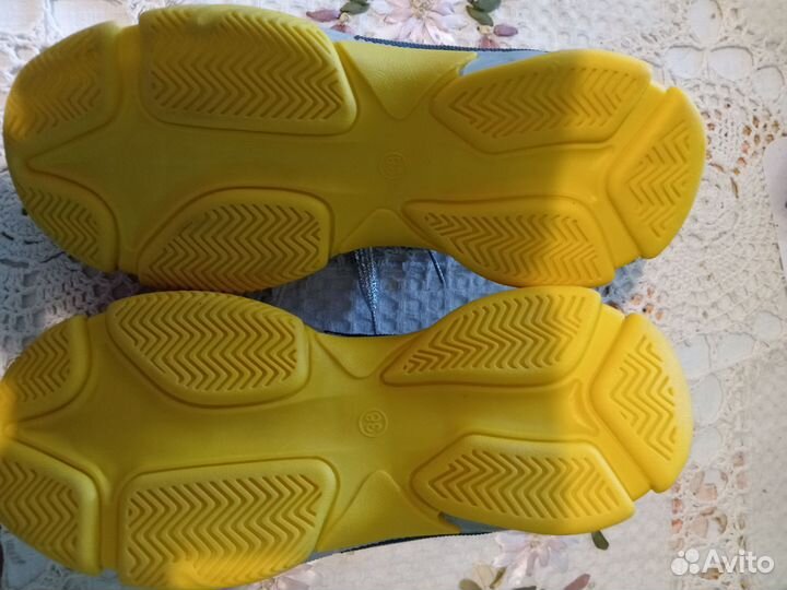 Кроссовки женские