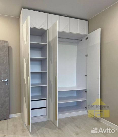 Шкаф трехстворчатый