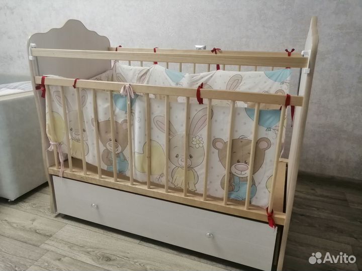 Детская кроватка с маятником