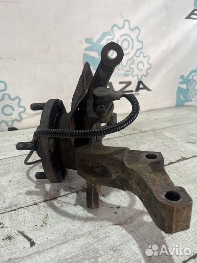 Кулак передний правый Chevrolet Lacetti